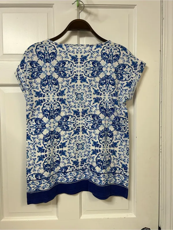 House of CB Blue and White Paisley-Print Short Sleeve Top - Image 4