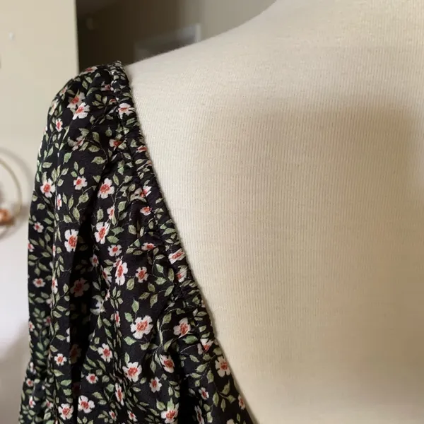 Lulu's Floral Tie Back Long‎ Sleeve Crop Top Size Medium - Image 3