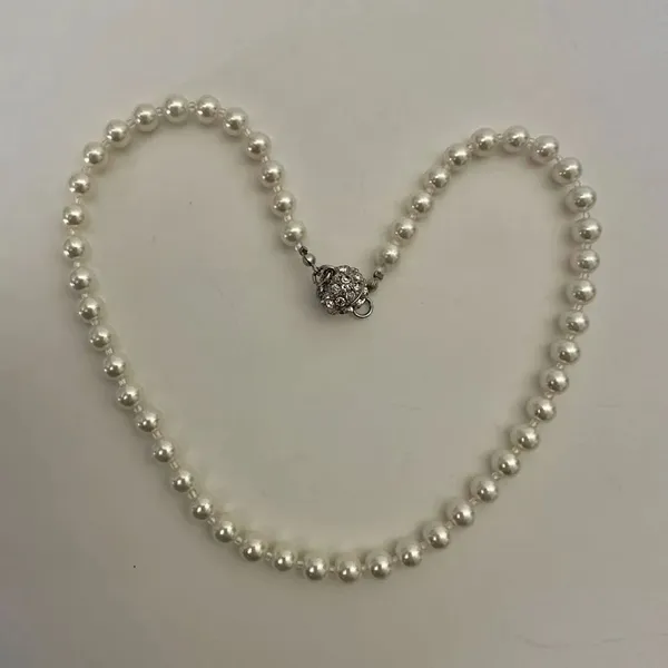 Faux pearl necklace with rhinestone magnetic clasp - Image 8