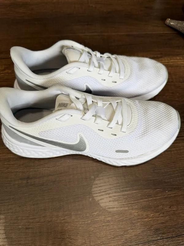 Nike Revolution 5 Mujer Talla 8.5 Blanco Running Sneakers BQ3207-100 - Image 2