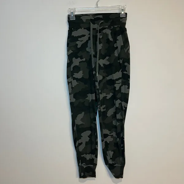 Lululemon Pants Green‎ Camo Joggers Ready To Rulu Size 0 - Image 2