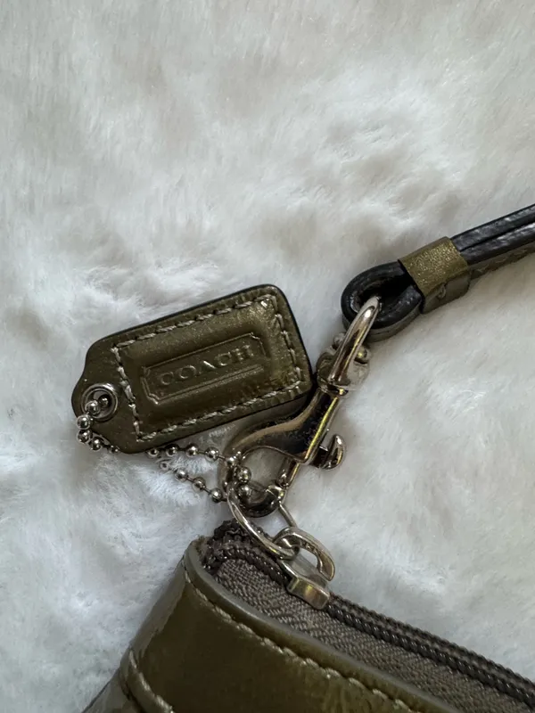 Coach Vintage Wristlet olive green patent leather - Image 4