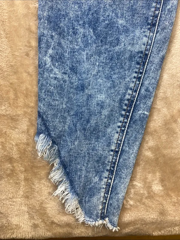 Maurices Light Blue Acid Wash Cropped Skinny Jeans with Frayed Hem size large - Image 4