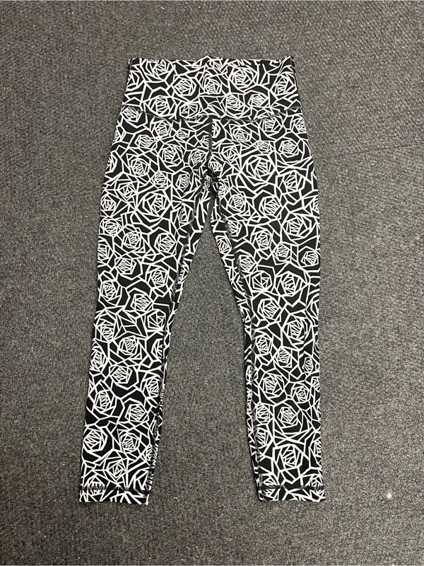 Lululemon black and white rose leggings size 8 - Image 2