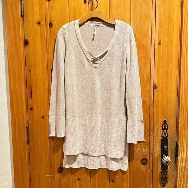 Free People criss cross v neck sweater medium - Image 2