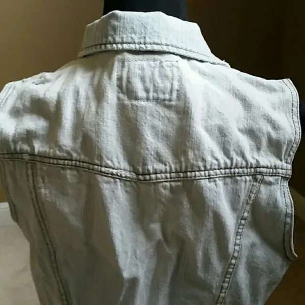 ✨HP✨F21 Light Wash Sleeveless Jean Jacket✨ - Image 4