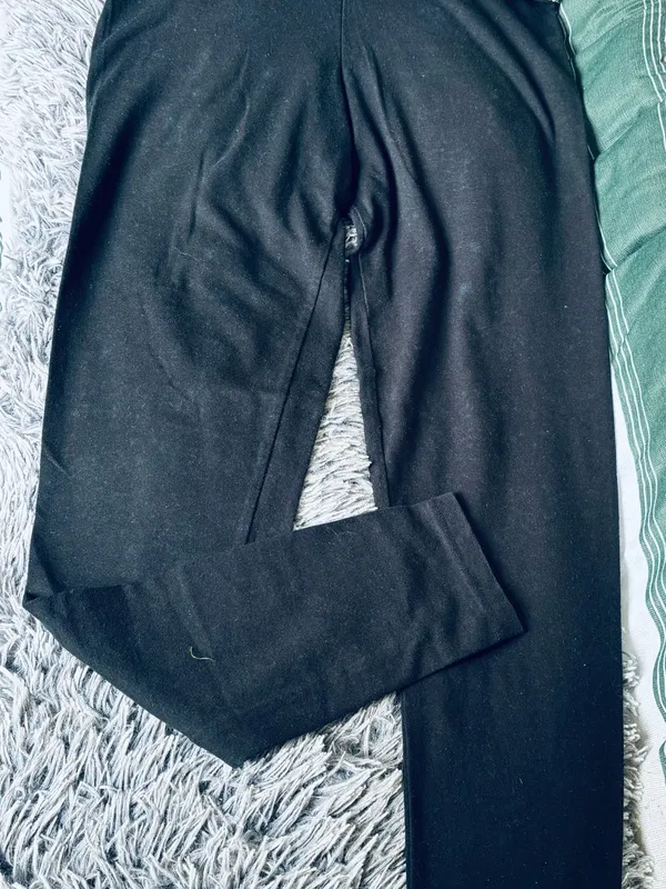 PINK Victoria's Secret Black Leggings with Sequin 'LOVE PINK' Waistband - Image 7