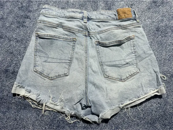 American Eagle Light Wash Distressed Denim Shorts Size 4 - Image 7