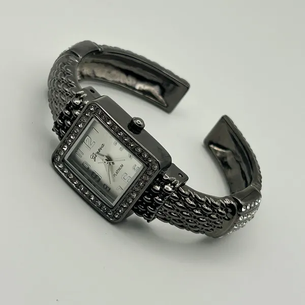 Geneva Platinum Women’s Fashion Watch Working New Battery - Image 5
