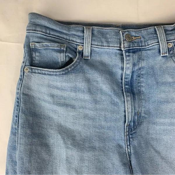 Levi's women's size 29 High waist Mom Jeans light wash denim - Image 8