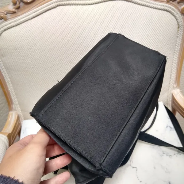 Vintage 90s Nylon Shoulder Bag Silver - Image 7