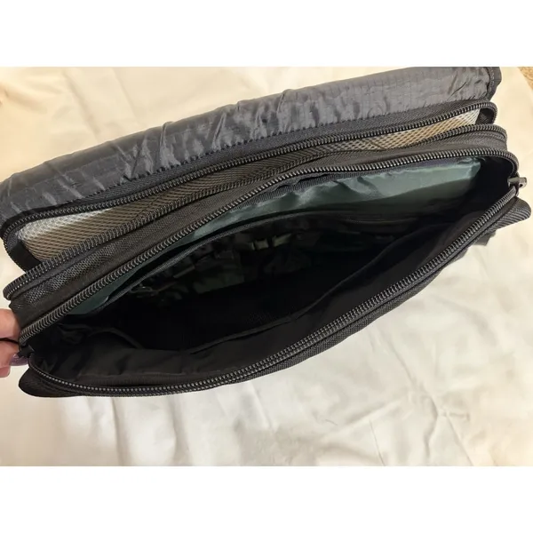 Targus Unofficial Messenger Bag TSM104US Black‎ Nylon EUC Laptop Pockets - Image 4