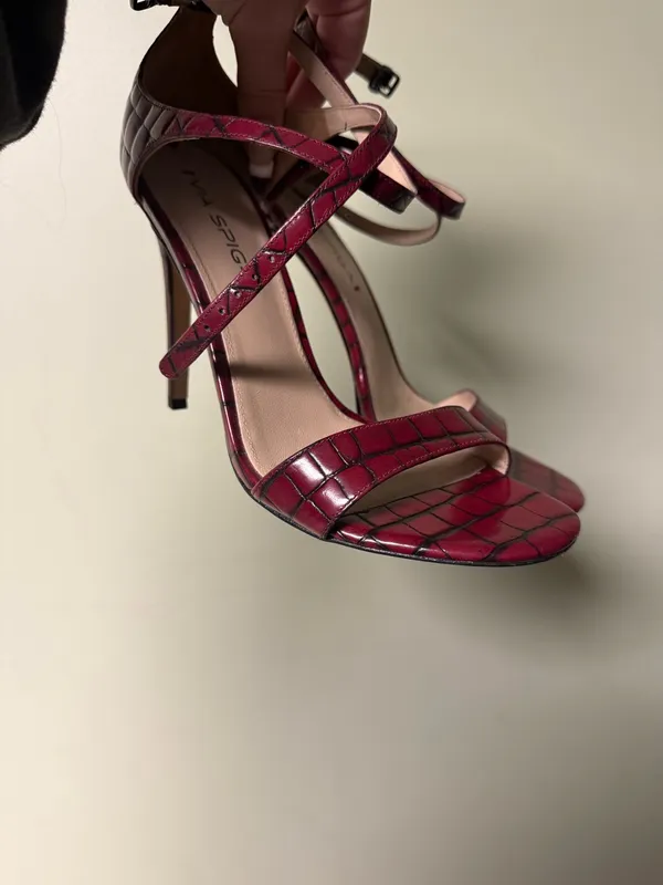 Red high heels  - Image 2