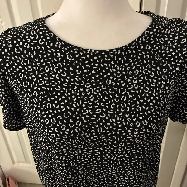 Banana Republic T-Shirt Womens M Black White Leopard Print Knit Short Sleeve - Image 2