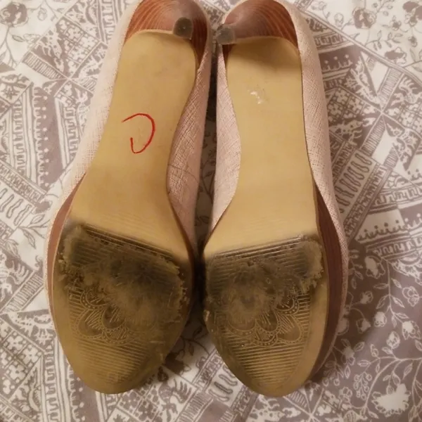Tahari Sofia heel size 6M - Image 5