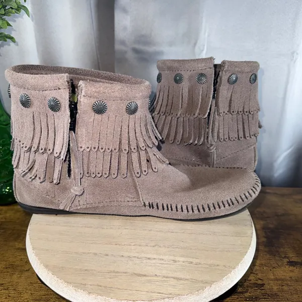 Minnetonka Double Fringe Concho Boot 9.5 Taupe Suede Boho Moccasin Ankle - Image 8