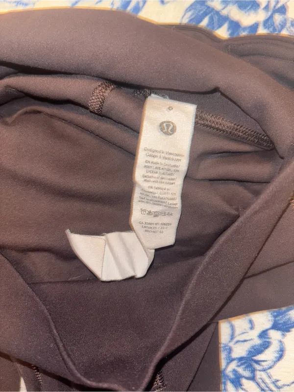 Brown Lululemon Leggings size 6 with side pockets - Image 8