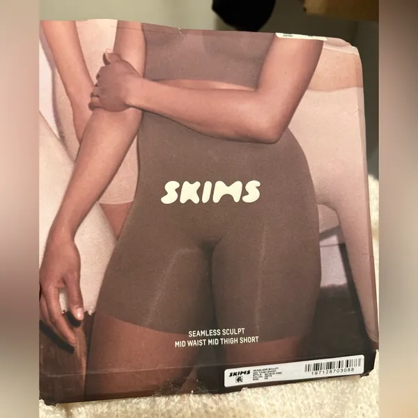 SKIMS NWT seamless mid thigh shorts onyx XS‎ - Image 2