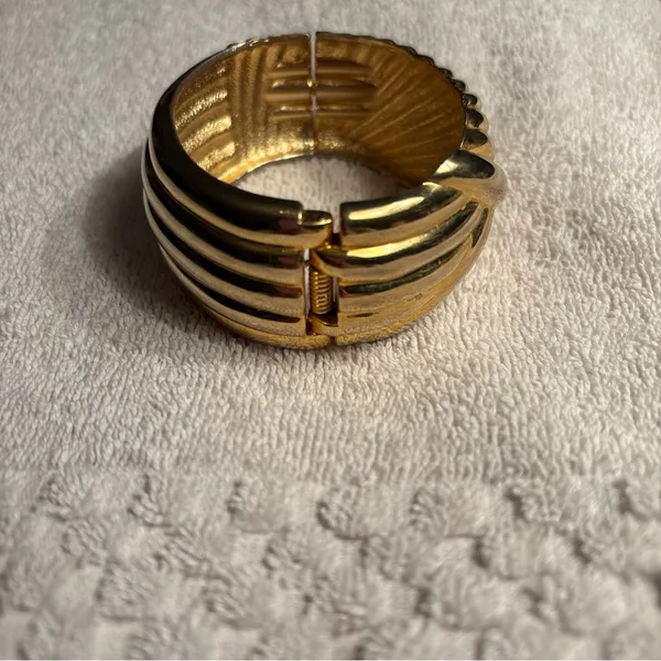 Lovely Vintage Hinged Clamper Bracelet, Gold-Tone - Image 4