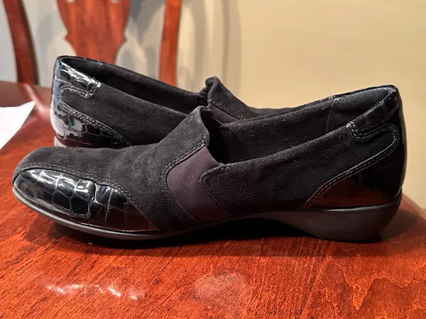 Clarks Everyday Womens size 10 Slip On Suede Black Patent Heel Loafers - Image 8