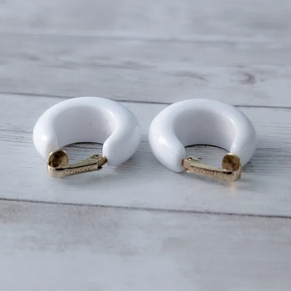 Vintage Sarah Coventry Clip On Earrings - Retro Chunky White Hoops - Image 8