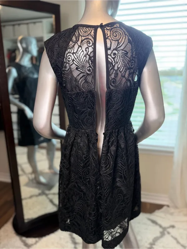 Trina Turk Black Lace Fit Flare Dress Size 8 Cocktail Party Cap Sleeves - Image 4