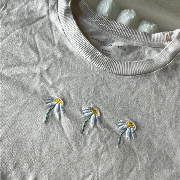 American Eagle Embroidered Flowers Tee Shirt - Image 3