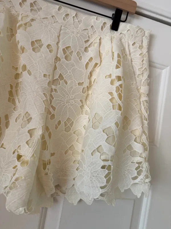 Umgee Off White Lace Pleated Shorts - Image 3