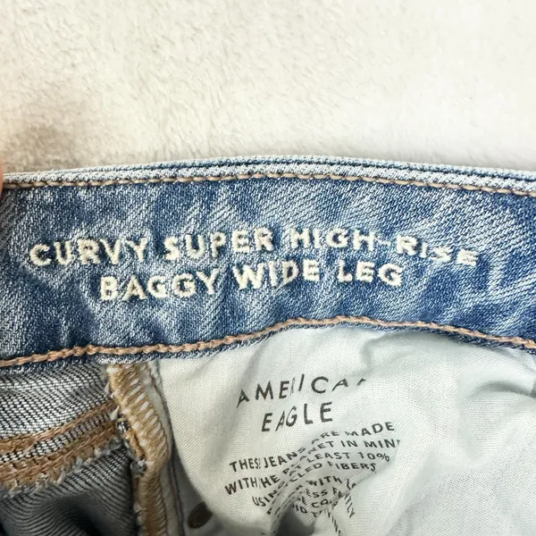 American Eagle Curvy Super High Rise Baggy Wide Leg Cargo Jeans Size 6 Light - Image 4