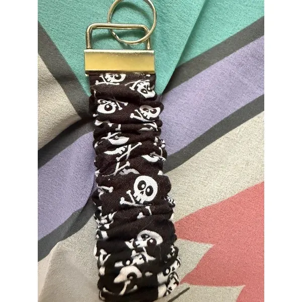 Skull & Crossbones Scrunchie Wristlet Keychain - Image 3