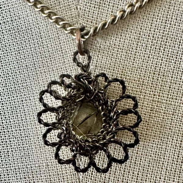Filigree flower vintage pendant necklace - Image 3