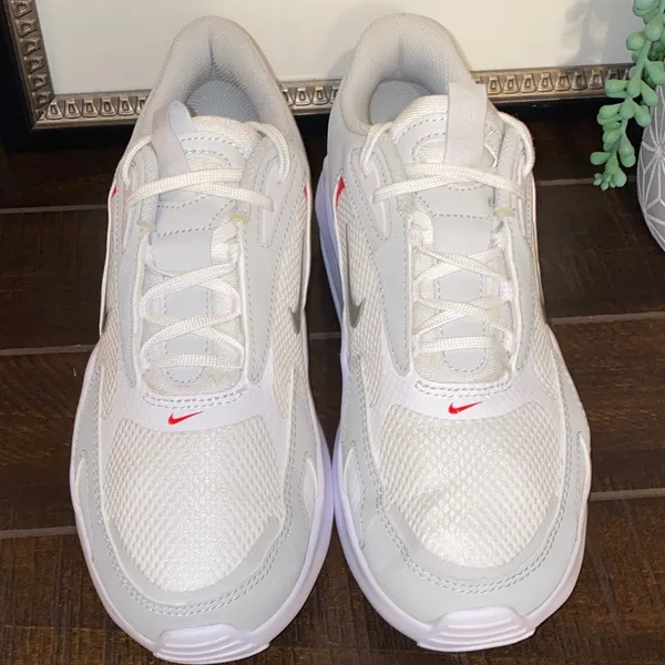 Nike Air Max Athletic Sneakers Bolt White Metallic Platinum Size 9 - Image 5