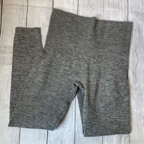 Savage X Fenty SEAMLESS RIB SPORT LOW-IMPACT BRA and legging set - Image 10
