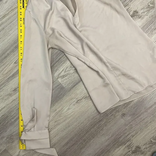 Banana Republic Beige Long Tie Sleeve V-Neck Blouse Size XS - Image 11