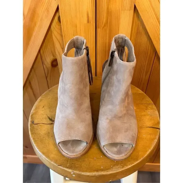 Vince Camuto Kyleena Beige Suede Tassle Block Heel Sandal Shoes Women's Size 6.5 - Image 2
