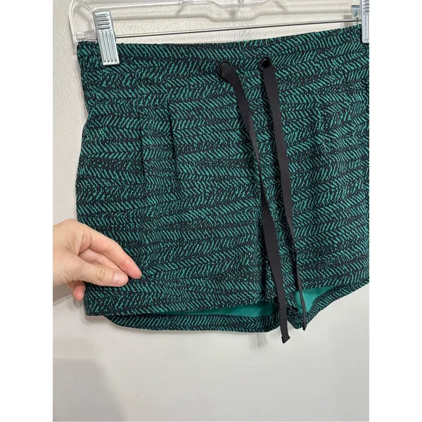 Lululemon Spring Break Away Shorts II in Hunter Green Mini Trax - Size 6 - Image 8