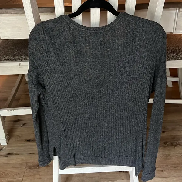 Grey long sleeved v - Image 2