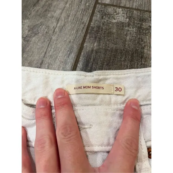 White Levi’s Mom Shorts Size 30 - Image 2