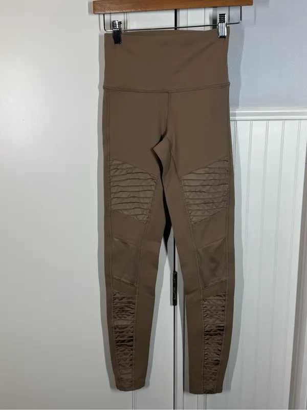 ALO YOGA MOTO LEGGING‎ neutral Gravel taupe size xs - Image 3