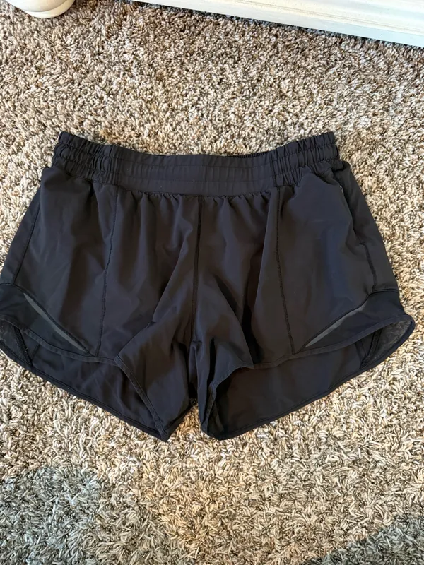 Lululemon Shorts Hot Low-Rise Hot Lined 2.5" - Image 2