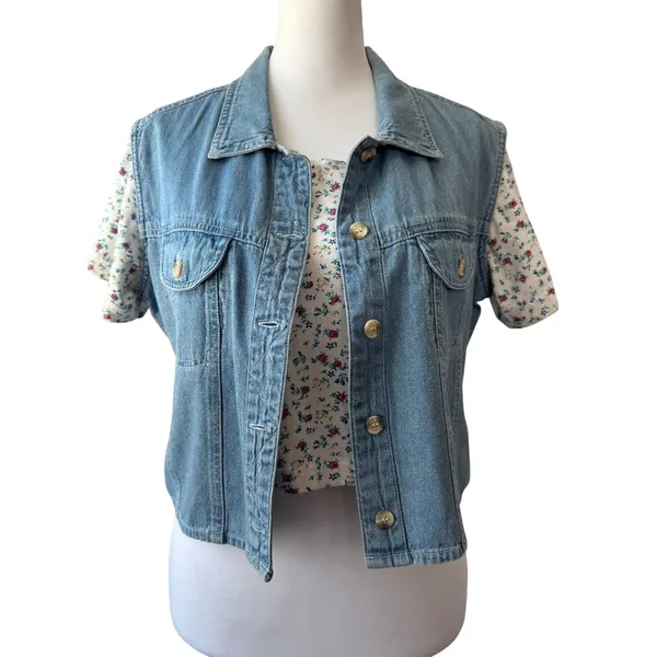 Vintage ‘80s Sasson Floral Cotton & Denim Button Front Short Sleeve Crop Top - Image 2