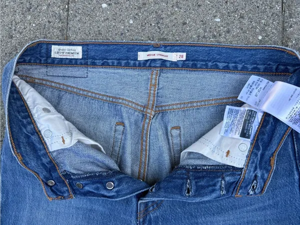 Levi’s Premium Wedgie Straight Jeans • Sz 28 - Image 4