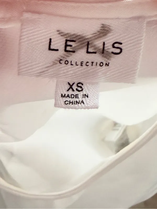 Le Lis Collection White Top with Feather Trim nwot - Image 5