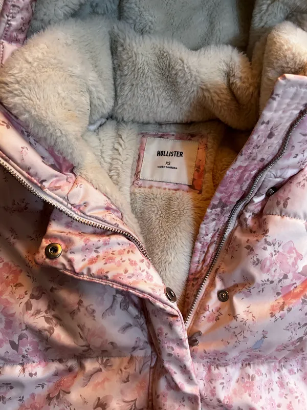 Hollister Puffer Jacket - Image 5