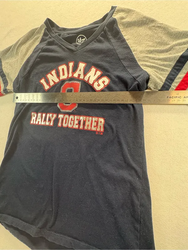 ‘47 Cleveland Indians Rally Together Women’s V Neck T Shirt Navy Gray M MLB - Image 3
