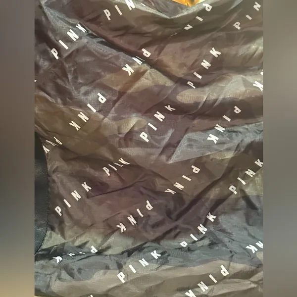 VS PINK PACKABLE DUFFEL (camo print) - Image 6