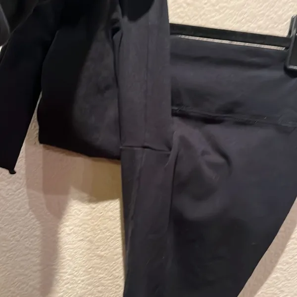 Aritzia TNA Black Cropped Leggings Size XS - Image 6