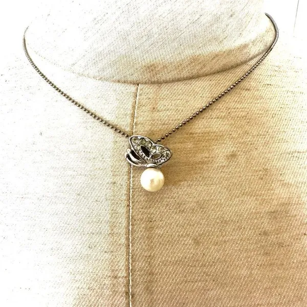 Vintage silver tone butterfly faux pearl pendant necklace - Image 2