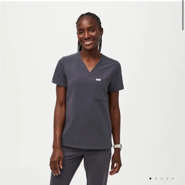Figs Catarina One-Pocket Scrub Top lavender - Image 3