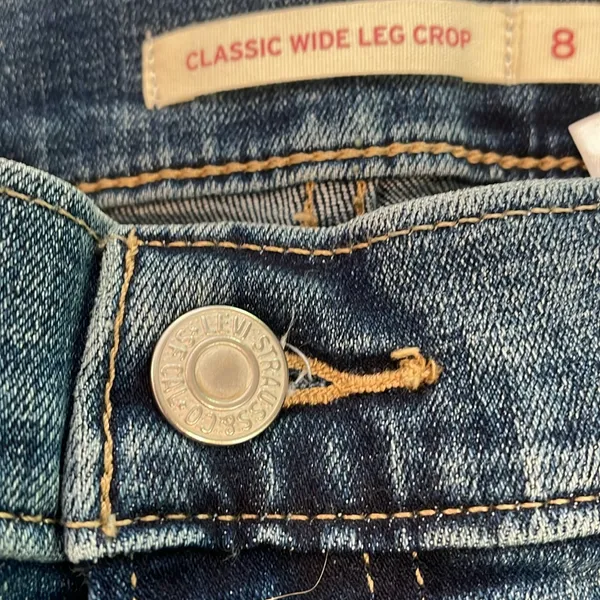 Levi’s regular wash classic wide leg crop red tag jeans - Image 10